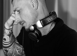 DJ Giuliano Santoro con cuffie in dj set