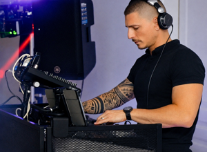 Giuliano Santoro DJ in consolle durante un matrimonio a Roma