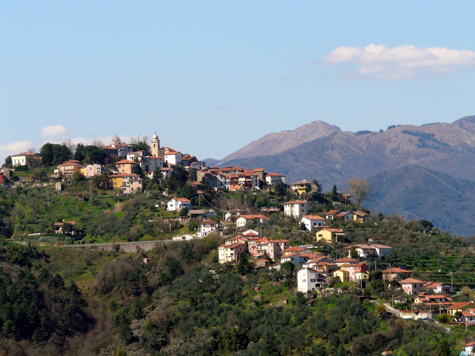 follo_alto_(follo)-panorama_da_valeriano_di_vezzano_ligure.jpeg