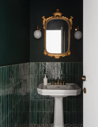 eyJlbiI6Ik91ciBndWVzdCB0b2lsZXR0ZSJ9