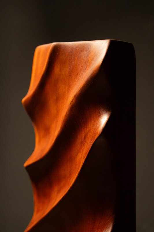 Opera scultorea in legno massello con giochi di luci ed ombre