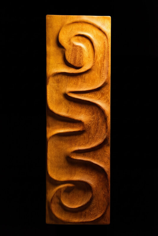 Opera scultorea in legno massello con superfici fluide e organiche realizzata a mano