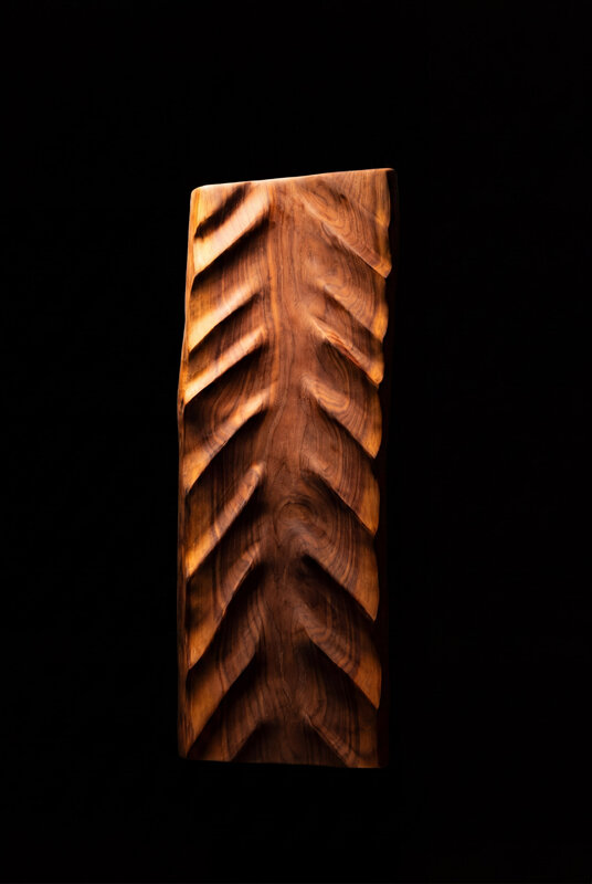 Opera scultorea in legno massello con superfici fluide e organiche realizzata a mano