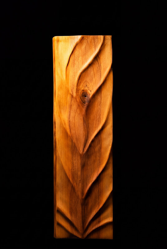 Opera scultorea in legno massello con superfici fluide e organiche realizzata a mano