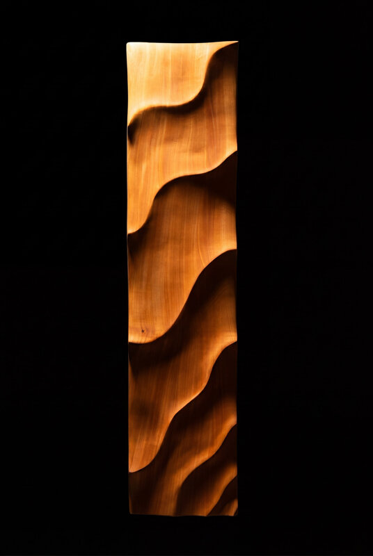 Opera scultorea in legno massello con superfici fluide e organiche realizzata a mano