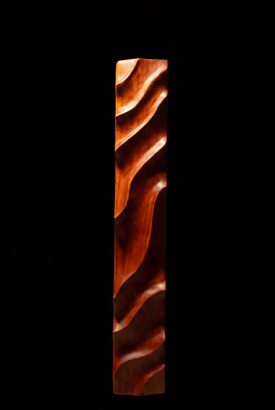 Opera scultorea in legno massello con superfici fluide e organiche realizzata a mano