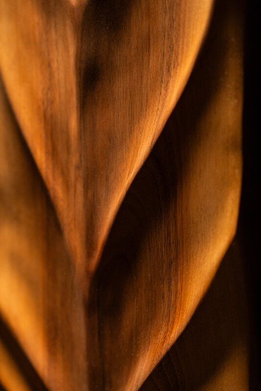 Dettaglio di opera scultorea in legno con superfici organiche