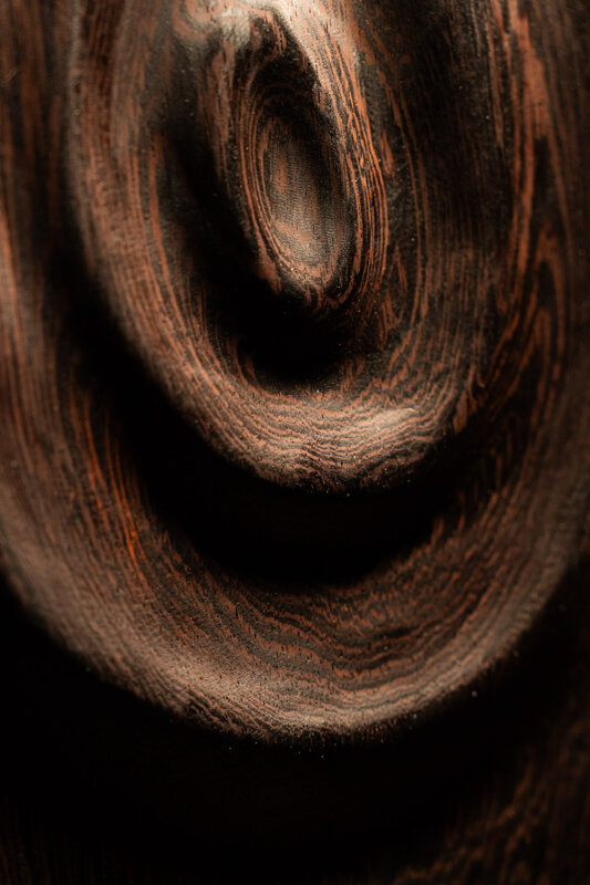 Dettaglio di opera scultorea in legno realizzata a mano