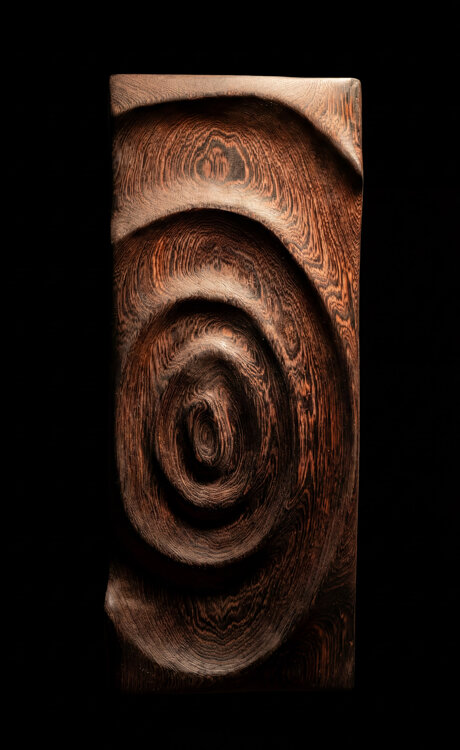Dettaglio di opera scultorea in legno massello con superfici fluide e organiche realizzata a mano