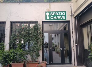 spazio-chiave-milano-sala-presentazioni-palco-schermo-proiettore.webp.webp
