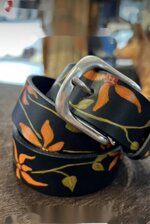 cintura-in-cuoio-nero-con-decorazione-floreale-arancio