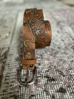 cintura-in-cuoio-marrone-decorazione-stilizzata