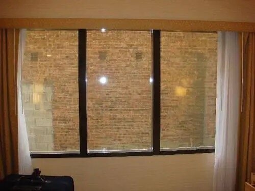 05-brick-walls.jpeg Una finestra con affaccio su un muro.