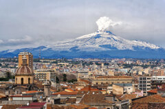 catania_vista_dall'alto_e_il_vulcano_etna_a_sovrastarla.jpeg