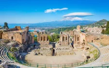 teatro-del-greco-antico-taormina-su-fondo-di-etna-volcano-italia-rovine-ha-individuato-citt-metropolitana-messina-sulla-costa-153727960