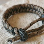bracciale-survival-bracer-desert-camo-regolabile-e-tattico