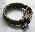bracciale-survival-bracer-desert-camo-regolabile-e-tattico