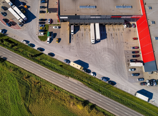 cracovia-polonia-17-ottobre-2024-veduta-aerea-di-un-centro-logistico-con-magazzini-e-attracco-tir-camion-di-trasporto-su-larga-scala-2yrcrrb-ezremove