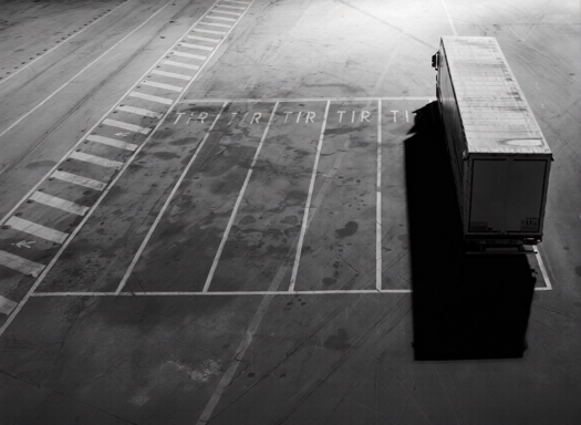 veicolo-internazionale-di-trasporto-su-strada-parcheggiato-di-notte-in-luogo-isolato-2d9f56b-ezremove