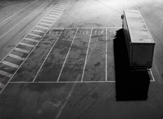 veicolo-internazionale-di-trasporto-su-strada-parcheggiato-di-notte-in-luogo-isolato-2d9f56b-ezremove