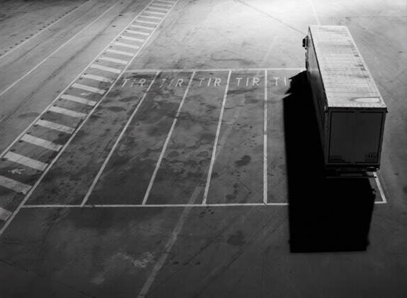 veicolo-internazionale-di-trasporto-su-strada-parcheggiato-di-notte-in-luogo-isolato-2d9f56b-ezremove