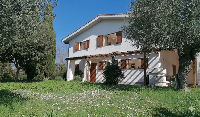 casa con scuri aperti