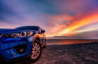 8820605-auto-suv-compatta-blu-con-design-sportivo-e-moderno-parcheggiata-sulla-spiaggia-al-tramonto-auto-ibrida-ed-elettrica-tecnologia-parcheggio-auto-auto-industria-automobilistica-cura-business-sfondo-bellissimo-cielo-foto.jpeg