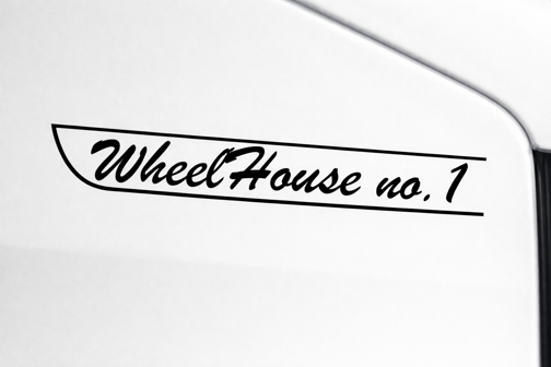 dekor _wheelhouse no. 1_ na bílém povrchu