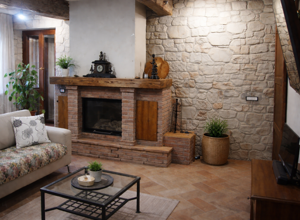 salotto%20accogliente%20con%20dipinto%20incorniciato