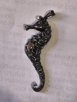 ciondolo-ippocampo-dionisia-in-argento-925-brunito-nero