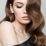 parure-set-orecchini-e-ciondolo-tondo-verde-smeraldo-contornato-da-cubic-zirconia-bianchi-in-argento-925-galvanica-rodio