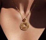 collana-con-pendente-ovali-asimmetrici-in-acciaio-inox-placcato-oro-18k