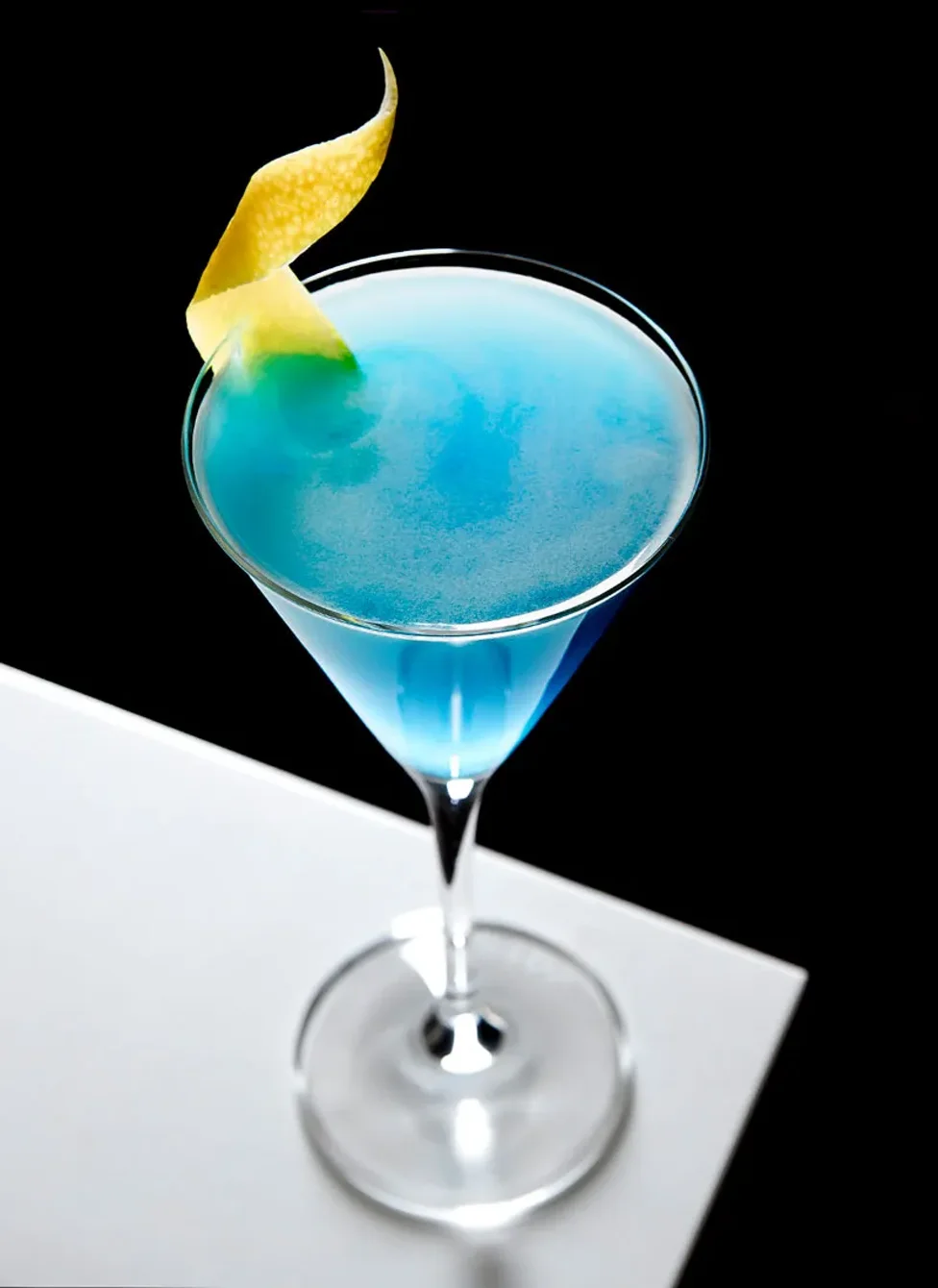 article-recipe-angelo-azzurro-cocktail-italy-italian-cosmo