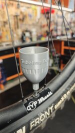 tubeless-liquid-funnel