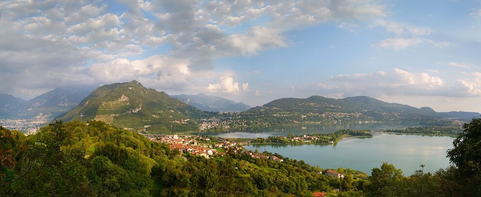 1920px-vista_su_civate,_lago_di_annone_e_monte_barro.jpeg