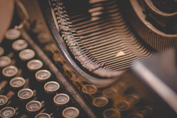iniesta44-typewriter-5260665_1920.jpeg