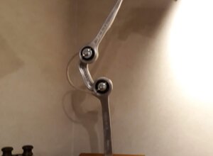 PARTICOLARE LAMPADA DA TAVOLO BRACCI AUDI IN ALLUMINIO FORGIATO