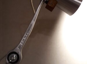 braccio sospensione audi in alluminio forgiato per lampada upcycling remade in franciacorta