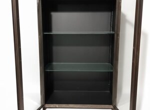 particolare interni vetrinetta primi '900 con piani in vetro originali REMADE IN FRANCIACORTA particolare interni vetrinetta primi '900 con piani in vetro originali REMADE IN FRANCIACORTA