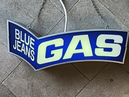 Insegna luminosa vintage GAS Blue Jeans blu e bianca monofacciale a neon di Remade in Franciacorta Insegna luminosa vintage GAS Blue Jeans blu e bianca monofacciale a neon di Remade in Franciacorta