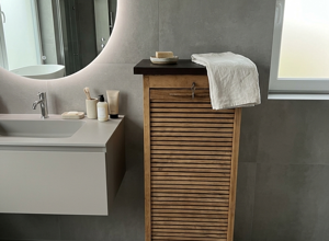 mobile serrandina vintage in un bagno moderno