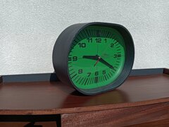 Orologio vintage Lowell Electronic anni 70 in plastica nera con quadrante verde brillante da tavolo modernariato space age bottega remade in franciacorta Orologio vintage Lowell Electronic anni 70 in plastica nera con quadrante verde brillante da tavolo modernariato space age bottega remade in franciacorta