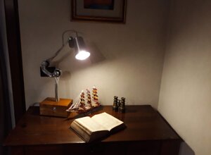 lampada da tavolo remade in franciacorta in alluminio forgiato su scrivania