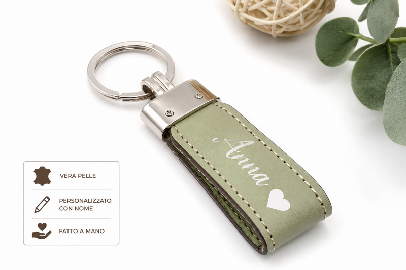 Portachiavi personalizzato in vera pelle verde salvia con nome realizzato a mano da FedeLab Creazioni