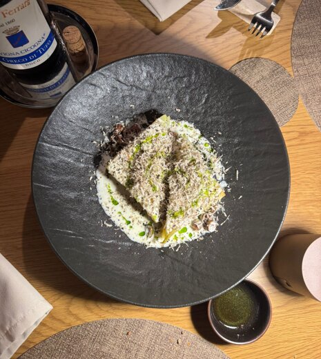 Millefoglie di patate di Cetica, tartufo nero, pecorino, olive, aneto