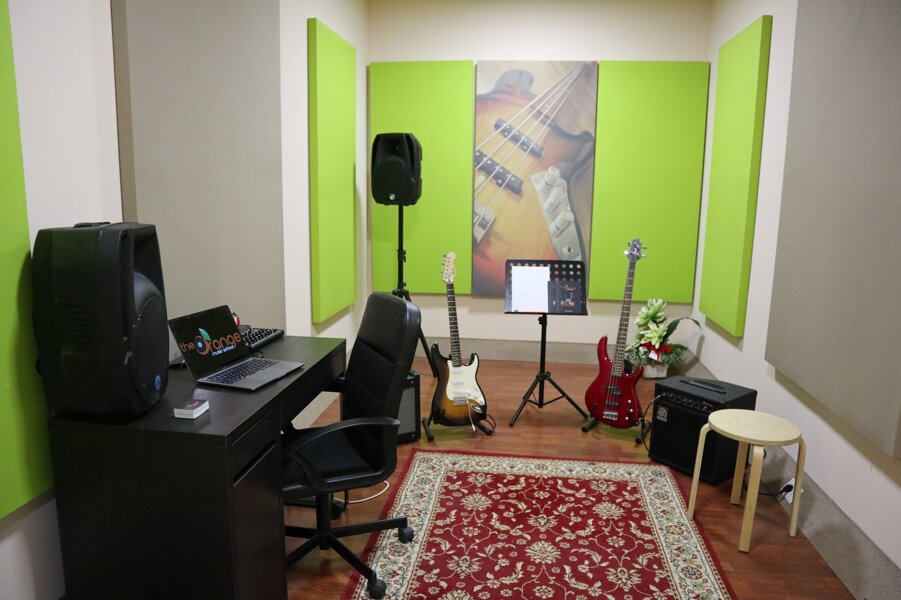 aula basso e chitarra.jpeg