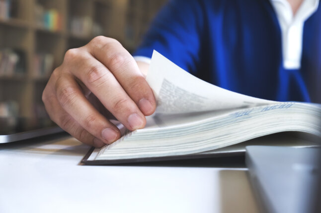 l-uomo-legge-un-libro-l-istruzione-l-accademico-l-apprendimento-e-l-esame-concetto.jpeg