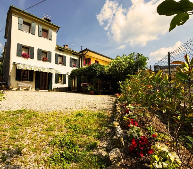 Vista casa e giardino