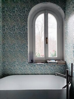 Dettaglio finiture bagno in carta da parati in Puglia