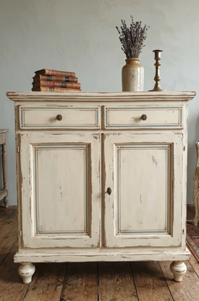 credenzina shabby filetti colorati